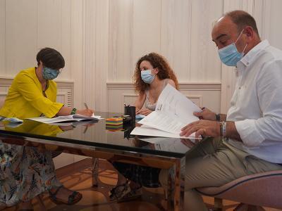 Imagen La Diputación facilita la instalación de la sede de la AJE en uno de los despachos del VICAM y apoyará a los jóvenes empresarios