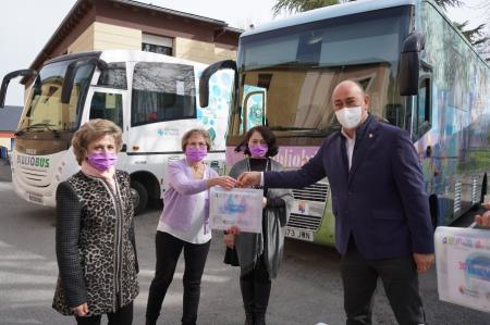 Imagen Miguel Ángel de Vicente hace entrega de los maletines de la diversidad a los bibliobuses de la Diputación y al Centro Juan Pablo II