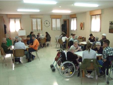 Imagen Los residentes de La Alameda dan inicio a su taller intergeneracional y a la terapia con animales