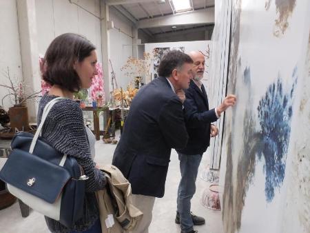Imagen El presidente de la Diputación visita el estudio del artista Carlos León