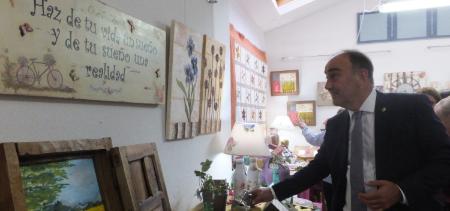 Imagen El Presidente de la Diputación, Francisco Vázquez inauguró la primera exposición zonal de Manualidades en Aldeanueva del Codonal