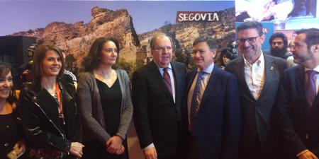 Imagen El presidente de la Junta visita el stand de Segovia en Fitur