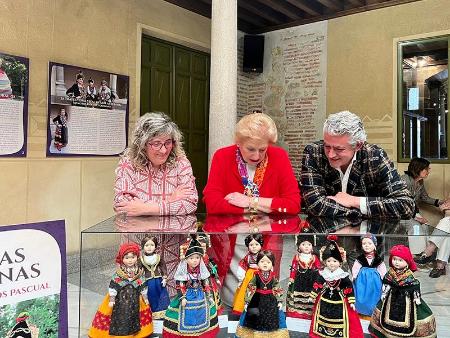 Imagen El patio de columnas de la Diputación se llena de tradición para acoger la exposición ‘Muñecas segovianas. El legado de Milagros Pascual’