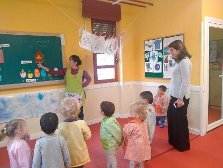 Imagen La diputada Azucena Suárez comprueba la buena marcha del programa 'Crecemos' en San Cristóbal de Segovia, último municipio en formar parte del mismo